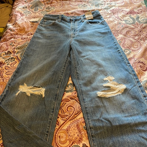 NWT Levi’s high waisted straight jean medium wash with rip at knees - Picture 4 of 11